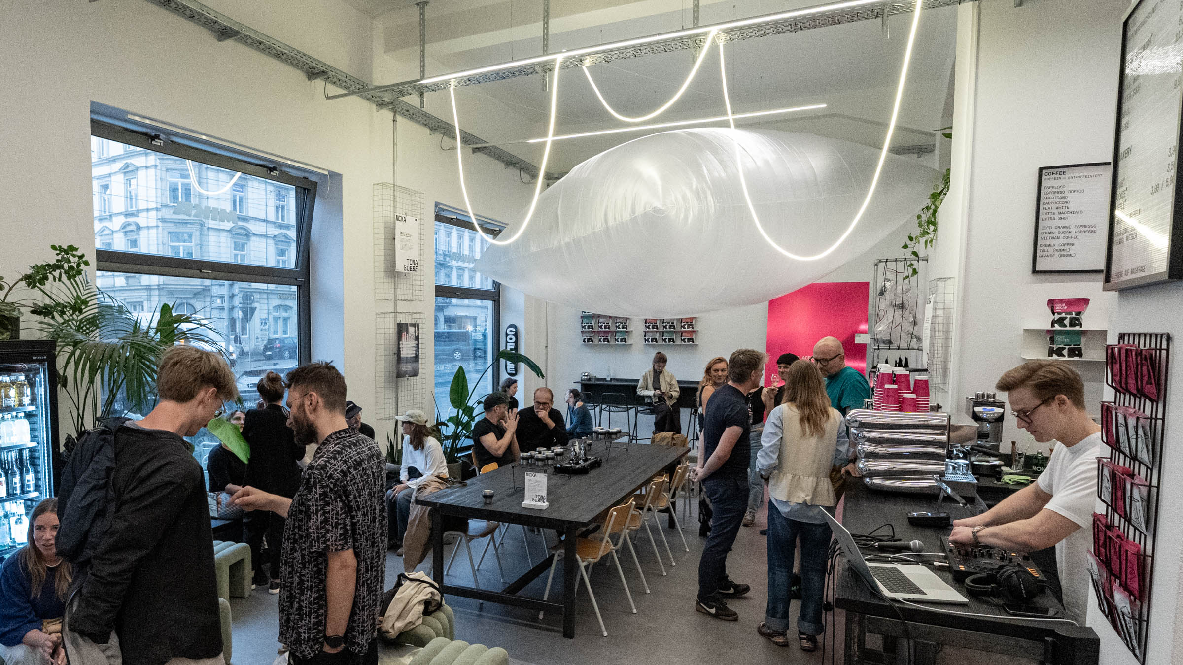Der große Tisch in der Mitte des Raumes lädt zum Zusammensitzen, Austauschen und Teilen ein. Darüber schwebt die "Cloud" von Dominic Kießling. Foto: Sebastian Diehl