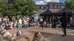 Beim Breakdancebattle auf dem blauen Spielplatz können Kinder und Jugendliche der internationalen Jury zeigen was sie drauf haben. Foto: Sebastian Diehl