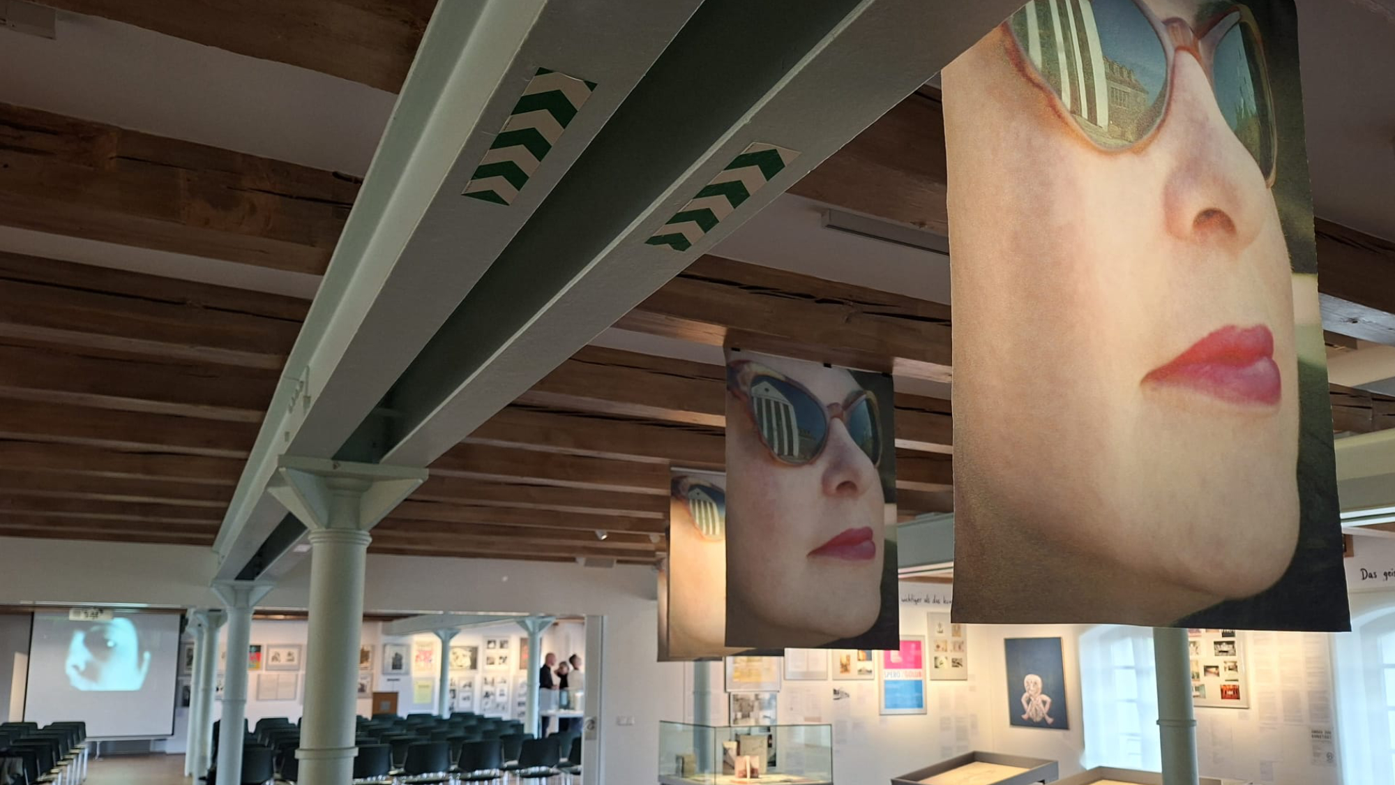 Die Ausstellung rückt das Schaffen und die Biographie von Wanda gleichermaßen in den Fokus.