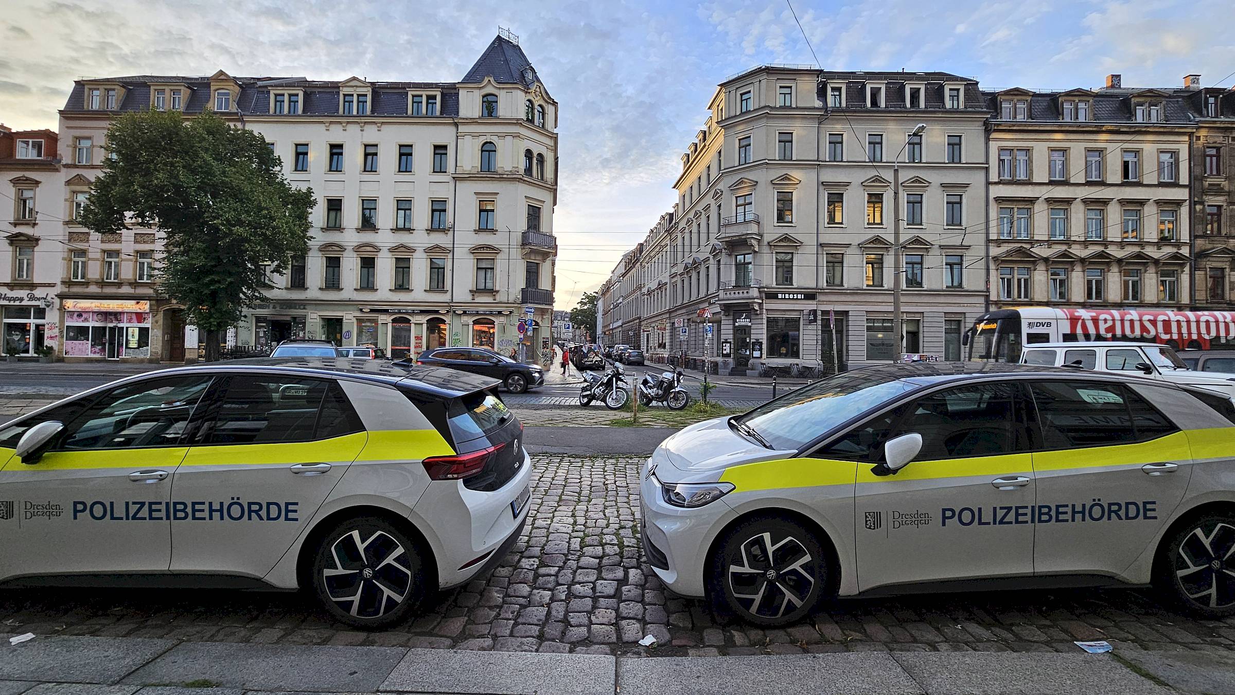 Die Polizeibehörde bestreift die westliche Königsbrücker Straße. Foto: Anton Launer
