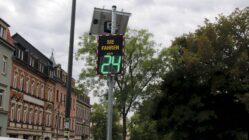 Wenn die Straße am Rand zuzwinkert Bis Tempo 30 bleibt das Display grün. Foto: Anton Launer