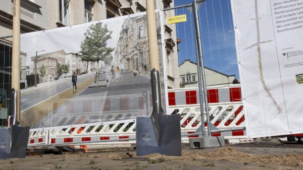Am Dienstag, gegen 13.30 erfolgte der erste Spatenstich zum Ausbau der Königsbrücker Straße - Foto: Anton Launer