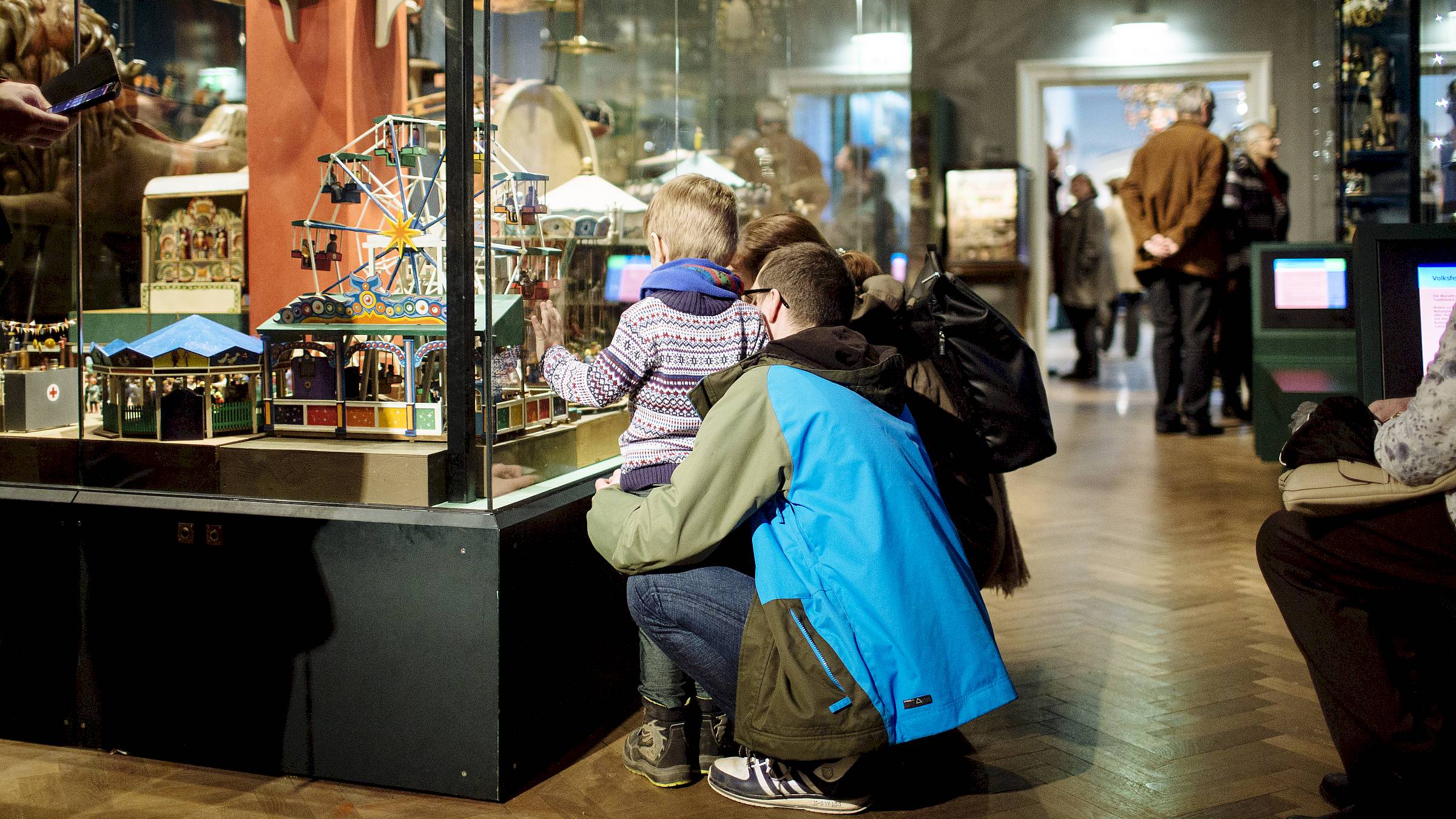 Besucher im Volkskunstmuseum - Foto: SKD/Oliver Killig