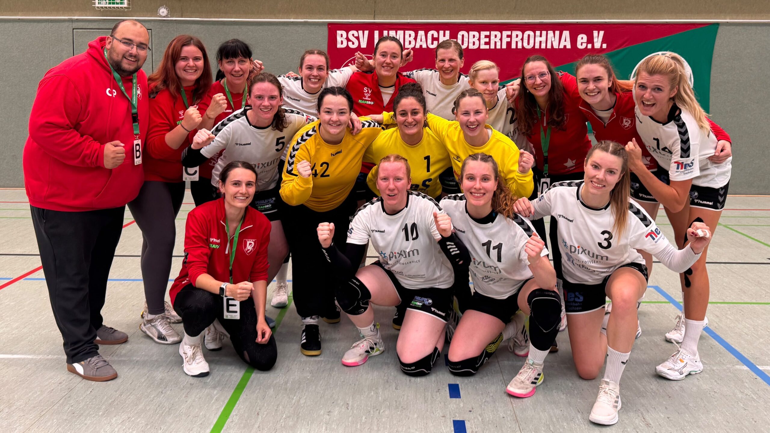 Große Freude nach dem zweiten Saisonsieg - Foto: Sportfreunde 01 Dresden-Nord
