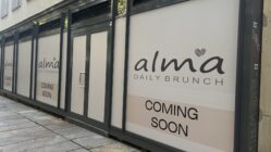Neues Café auf der Hauptstraße – Wann eröffnet Alma? Schwer zu übersehen: Auf der Hauptstraße entsteht der neue ALMA-Standort. – Foto: Mercedes Braun