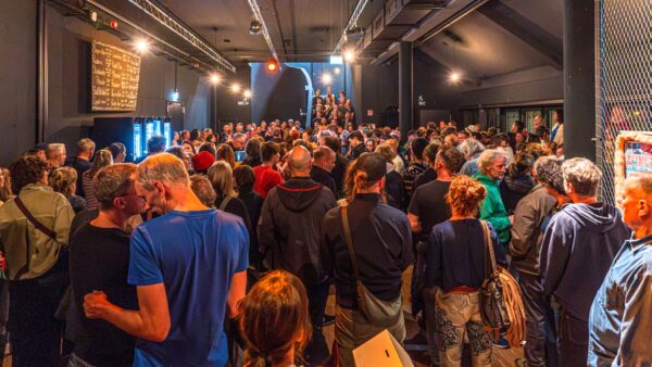 Volles Haus zur Eröffnung in der scheune - Foto: Peter Zuber