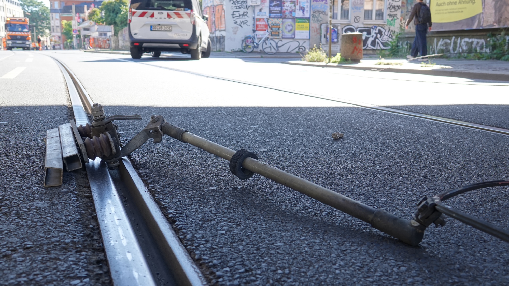 Ein Stück Straßenbahn-Oberleitung liegt auf dem Bischofsweg. Foto: Roland Halkasch