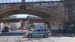 Die Oberleitung ist ab! Die Polizei sicherte den Bischofsweg ab. Foto: Roland Halkasch