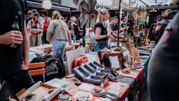 Wieder mit dabei: Kunstflohmarkt an Katys Garage - Foto: NAF