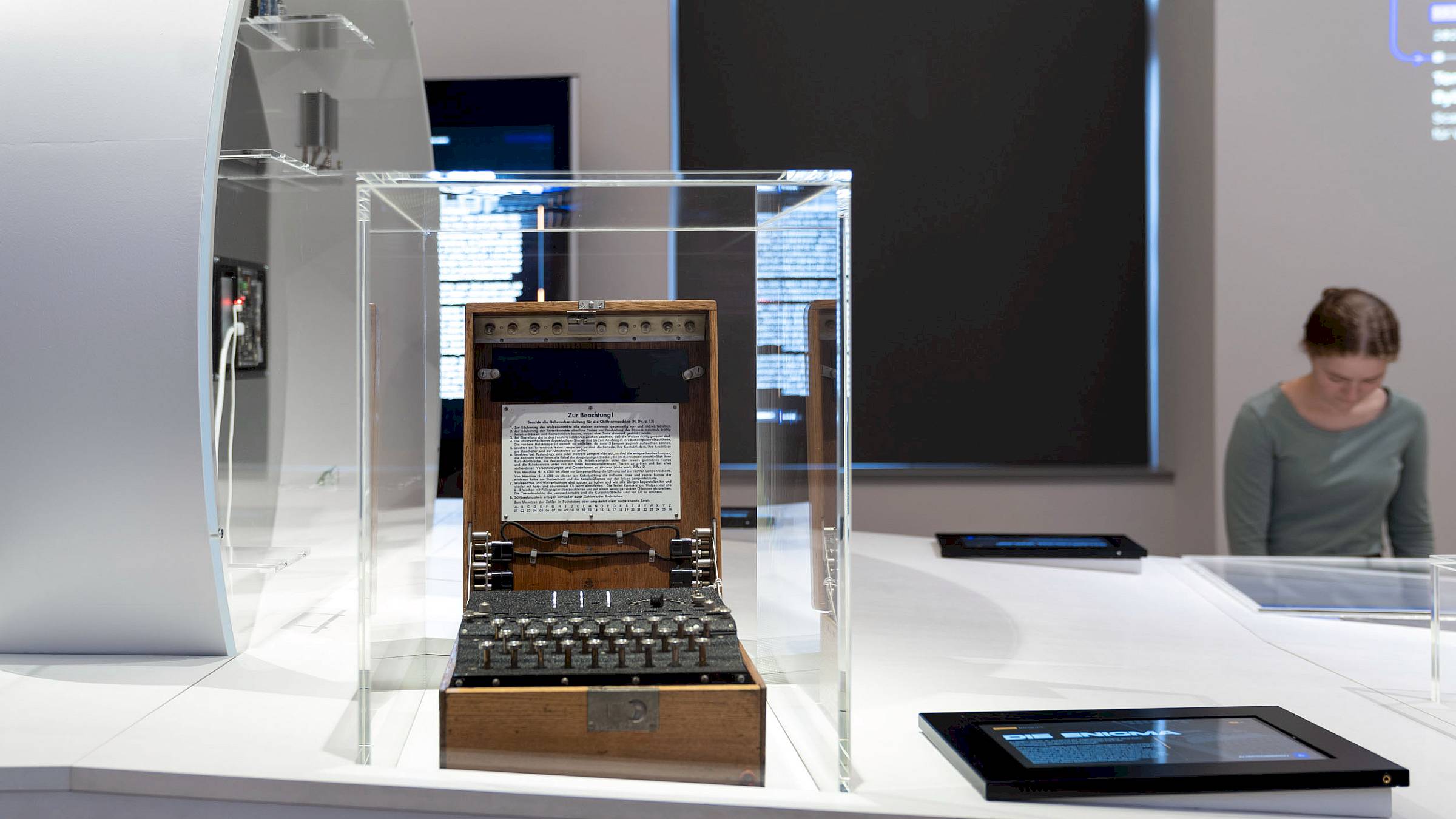 Einer der Stars der Ausstellung - eine original Enigma aus den Beständen des Bundesnachrichtendienstes. © Staatliche Kunstsammlungen Dresden, Foto: Alexander Peitz