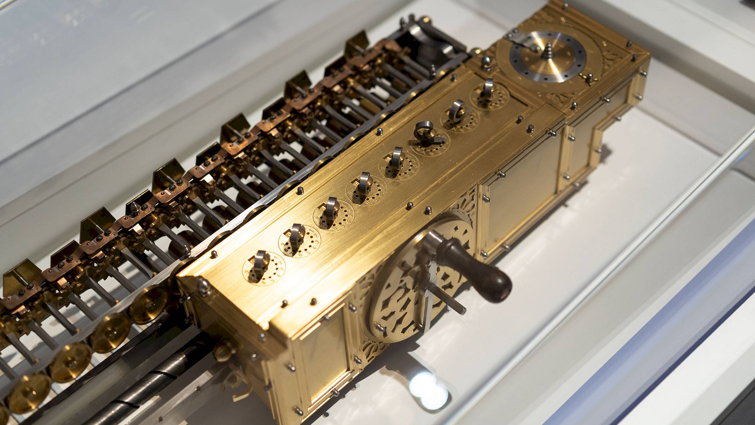Nachbau einer Rechenmaschine von Gottfried Wilhelm Leibniz aus dem frühen 18. Jahrhundert. © Staatliche Kunstsammlungen Dresden, Foto: Alexander Peitz