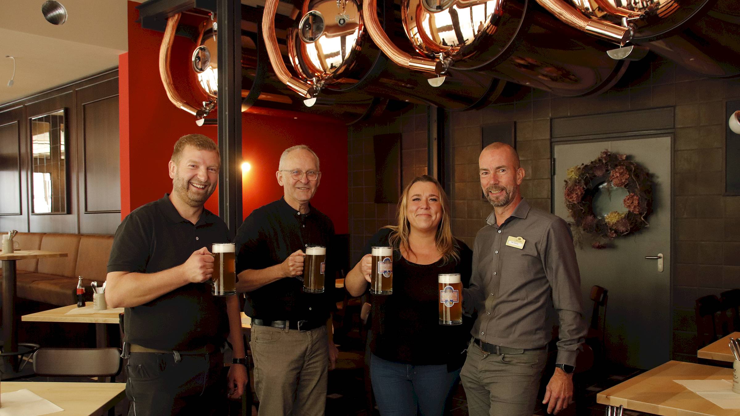 Jens Berndt, Braumeister; Holger Stetzler, Architekt; Nicole Rothländer, Watzke-Chefin und Mike Böhme, Restaurantleiter, stoßen auf die geschaffte Renovierung an. Foto: Anton Launer
