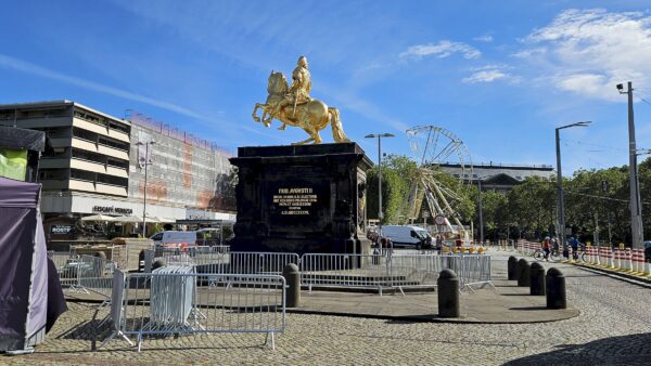 Das halbe Riesenrad ist schon aufgebaut. Foto: Anton Launer