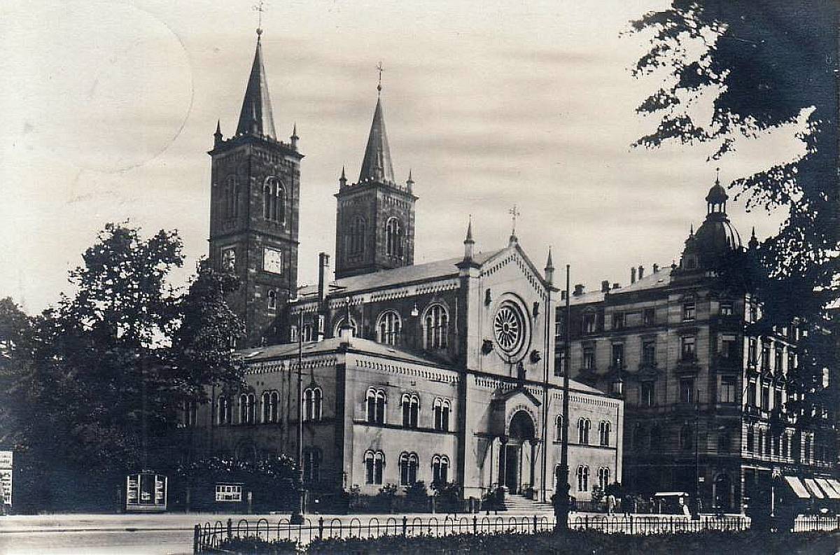 Albertplatz mit Katholischer Kirche - Postkarte um 1930