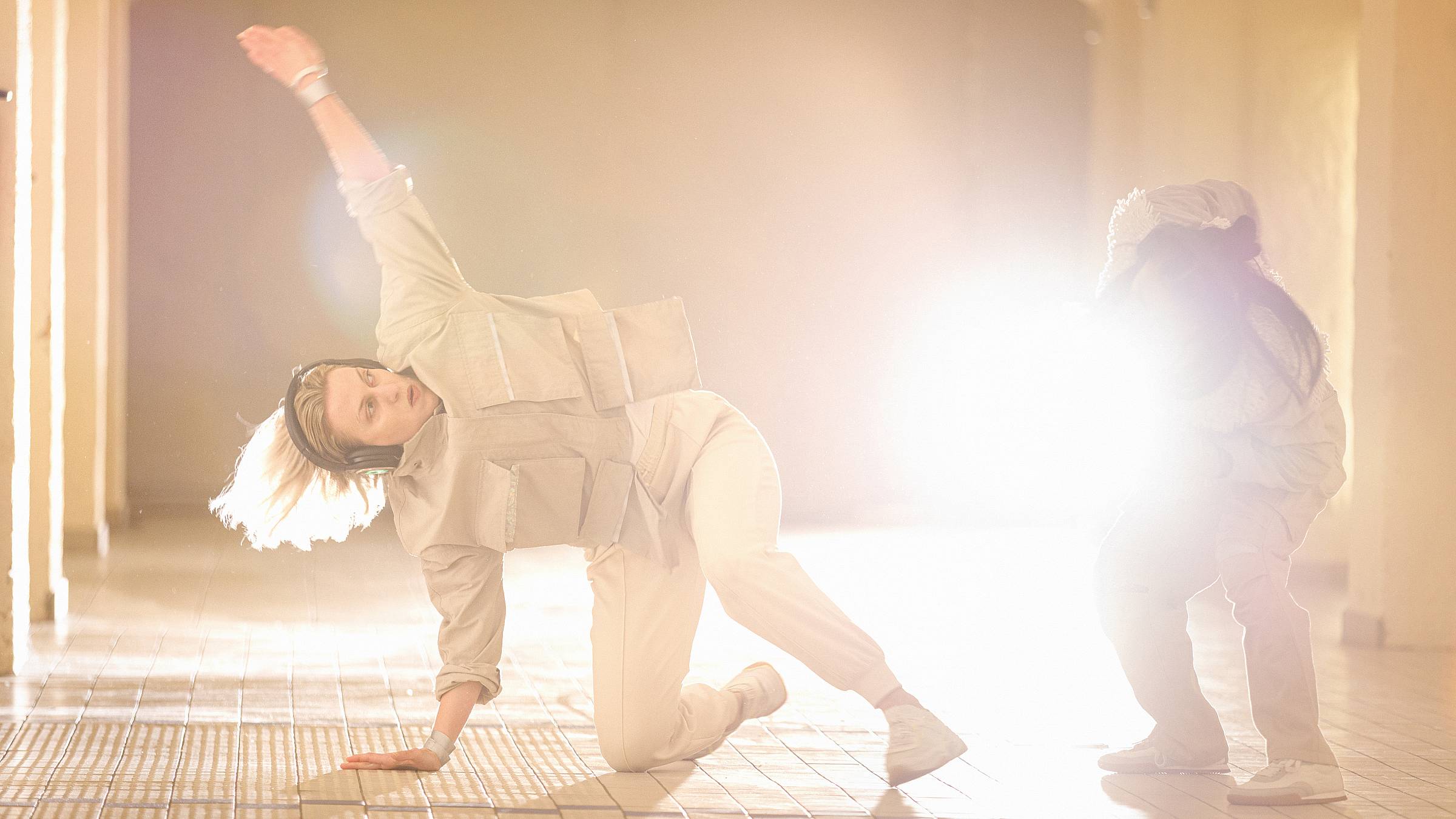 Tanzperformance mit Kopfhörern in der Neustädter Markthalle – Foto: Klaus Gigga