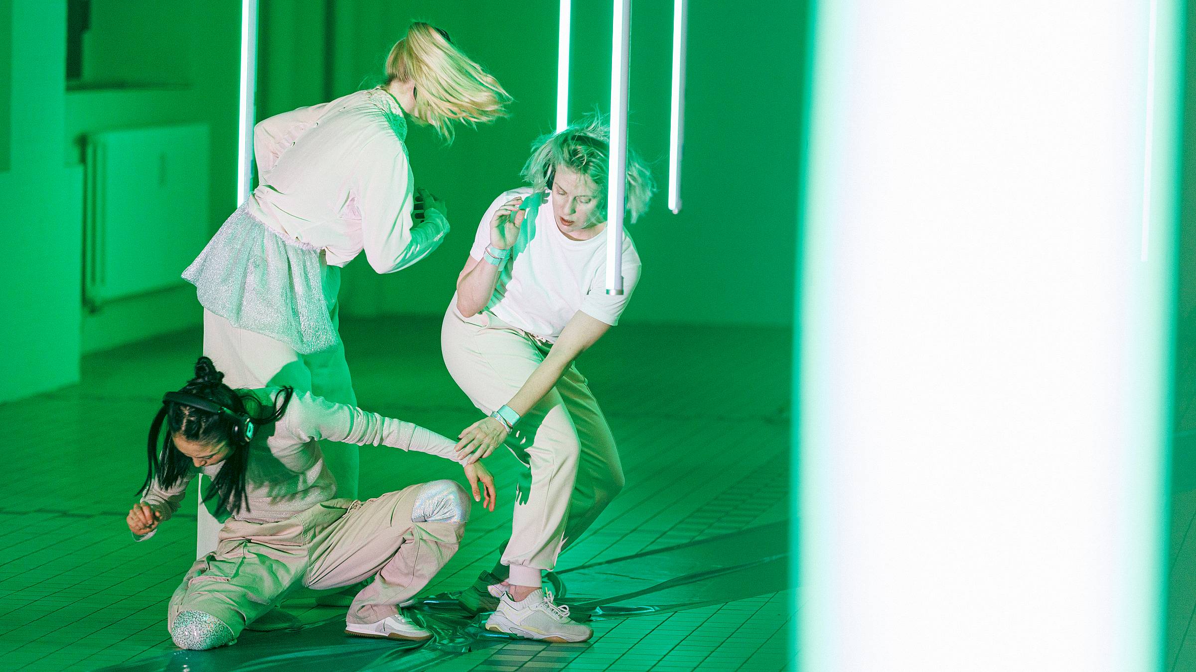 Cindy Hammer, Sophie Hauenherm und Rika Yotsumoto tanzen den „Schimmer des Unsichtbaren“ – Foto: Klaus Gigga