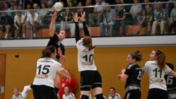Sportfreunde unterliegen deutlich in Weißenborn Gegen den überragenden Angriff der Weißenbornerinnen hatten die Dresdner Handballerinnen nur wenig entgegen zu setzen. Foto: Gerd Klemm