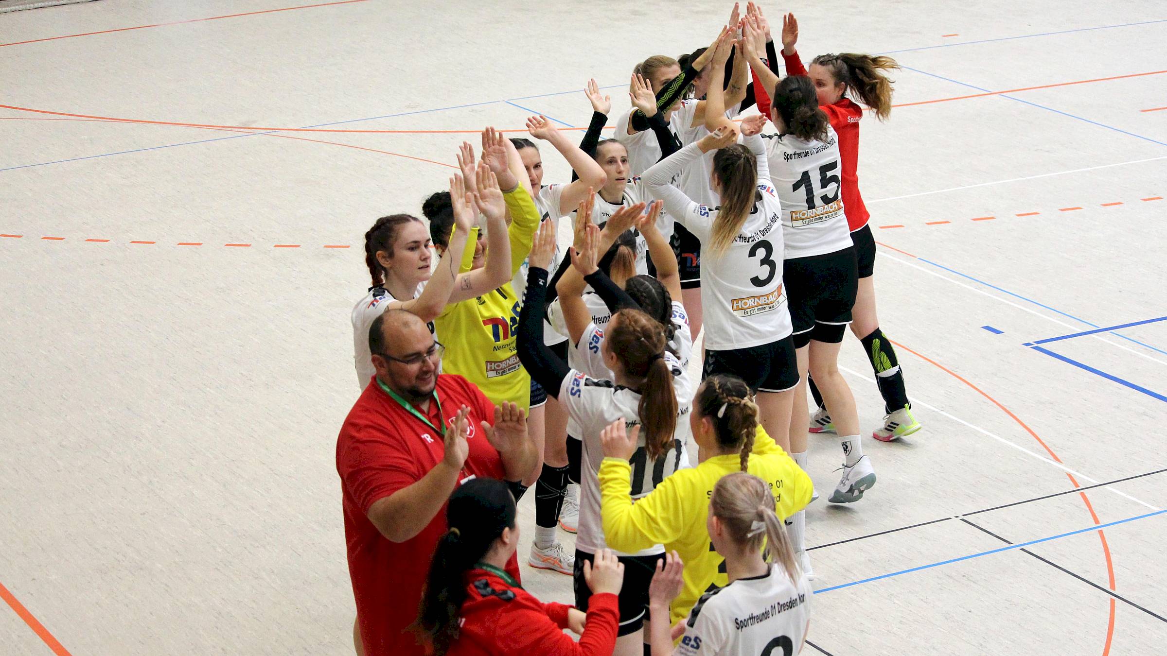 Die Handballerinnen lassen die Köpfe nicht hängen. Im nächsten Spiel geht es im Pokal nach Heidenau. Foto: Sportfreunde 01