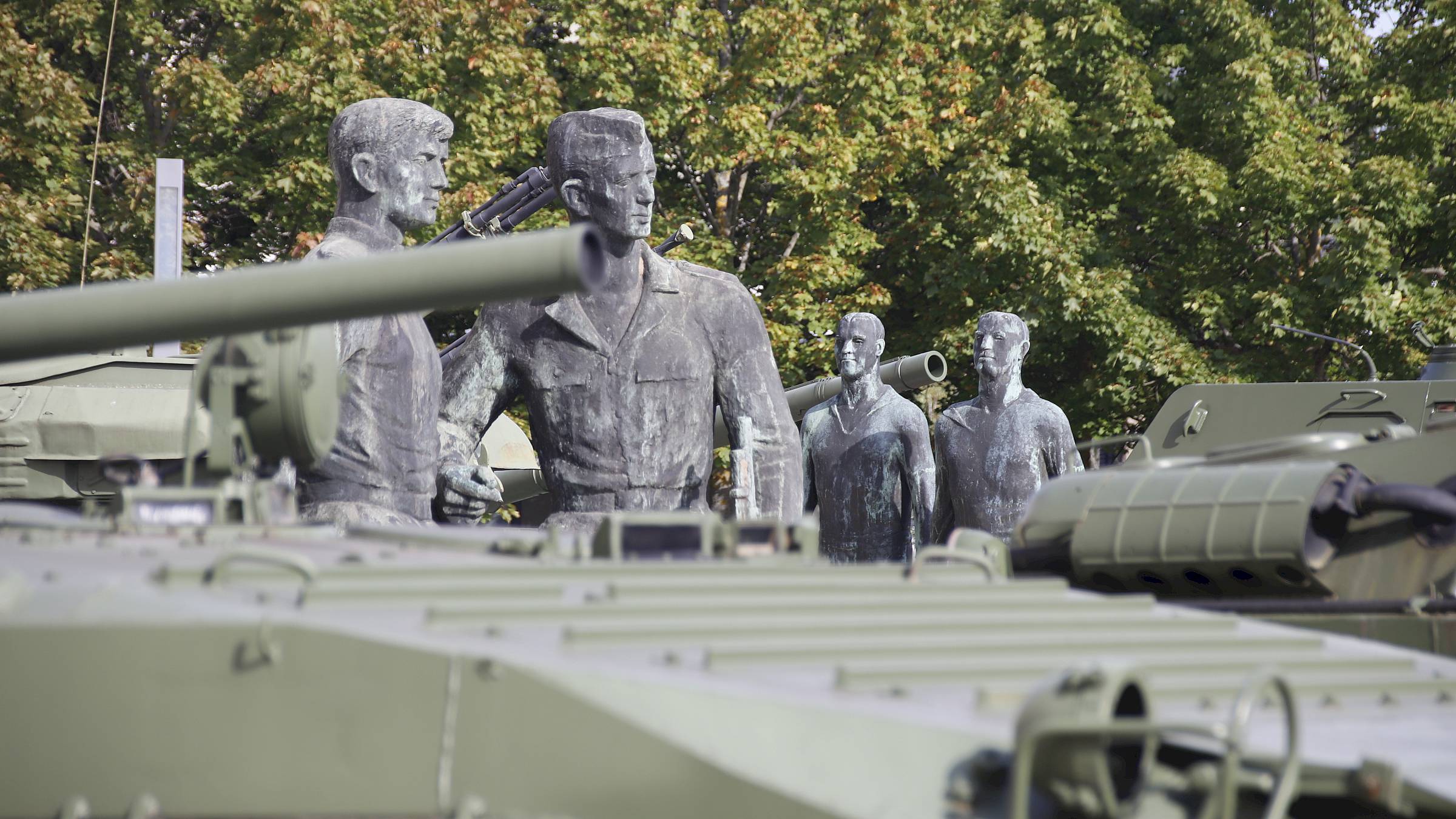 Der Außenbereich ist den Skulpturen vorbehalten. Hier Soldaten zwischen den Panzern. Foto: Anton Launer