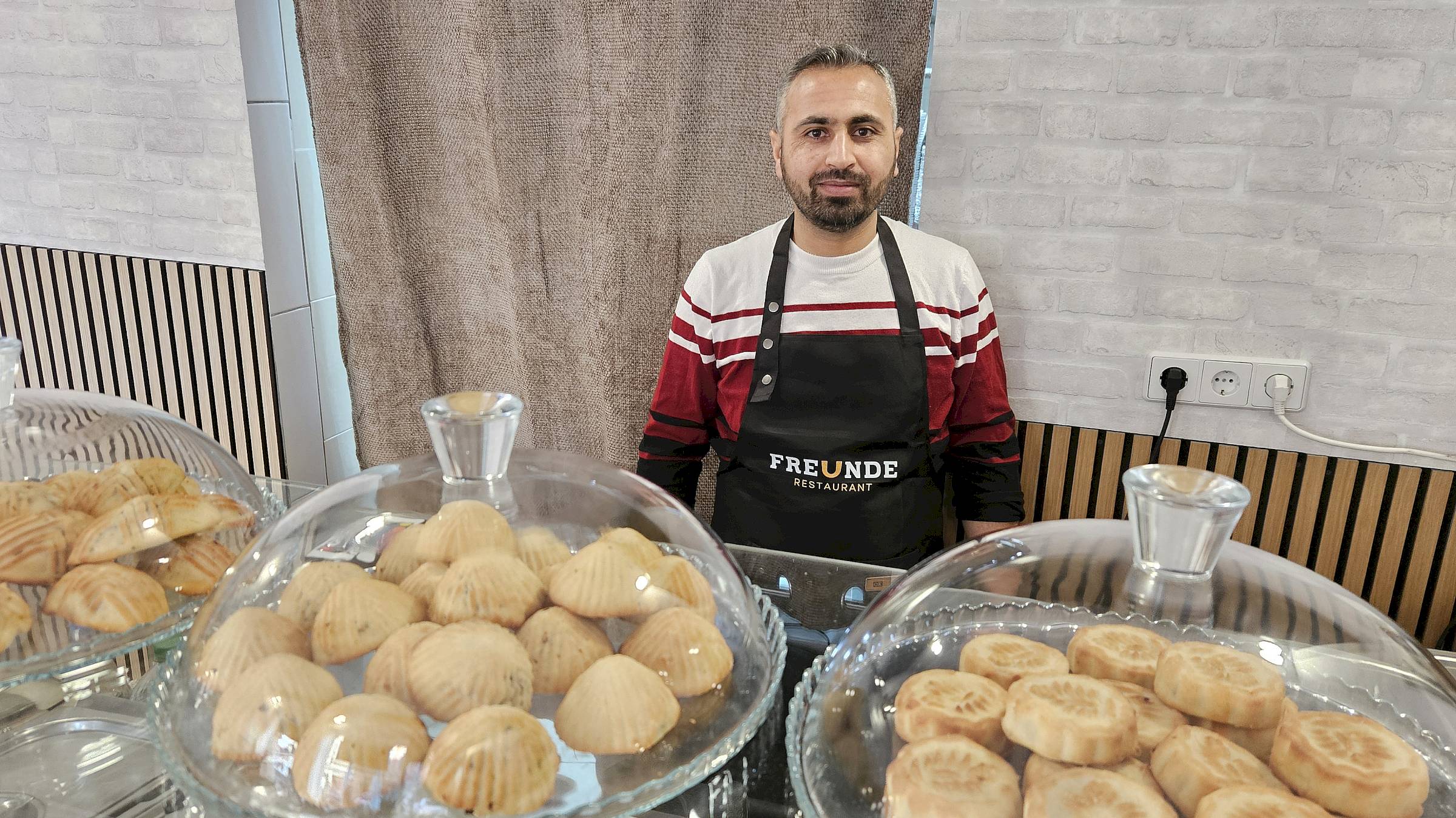 Hamza Alomayer führt das kleine Restaurant "Freunde" - Eröffnung am 17. Oktober. Foto: Anton Launer