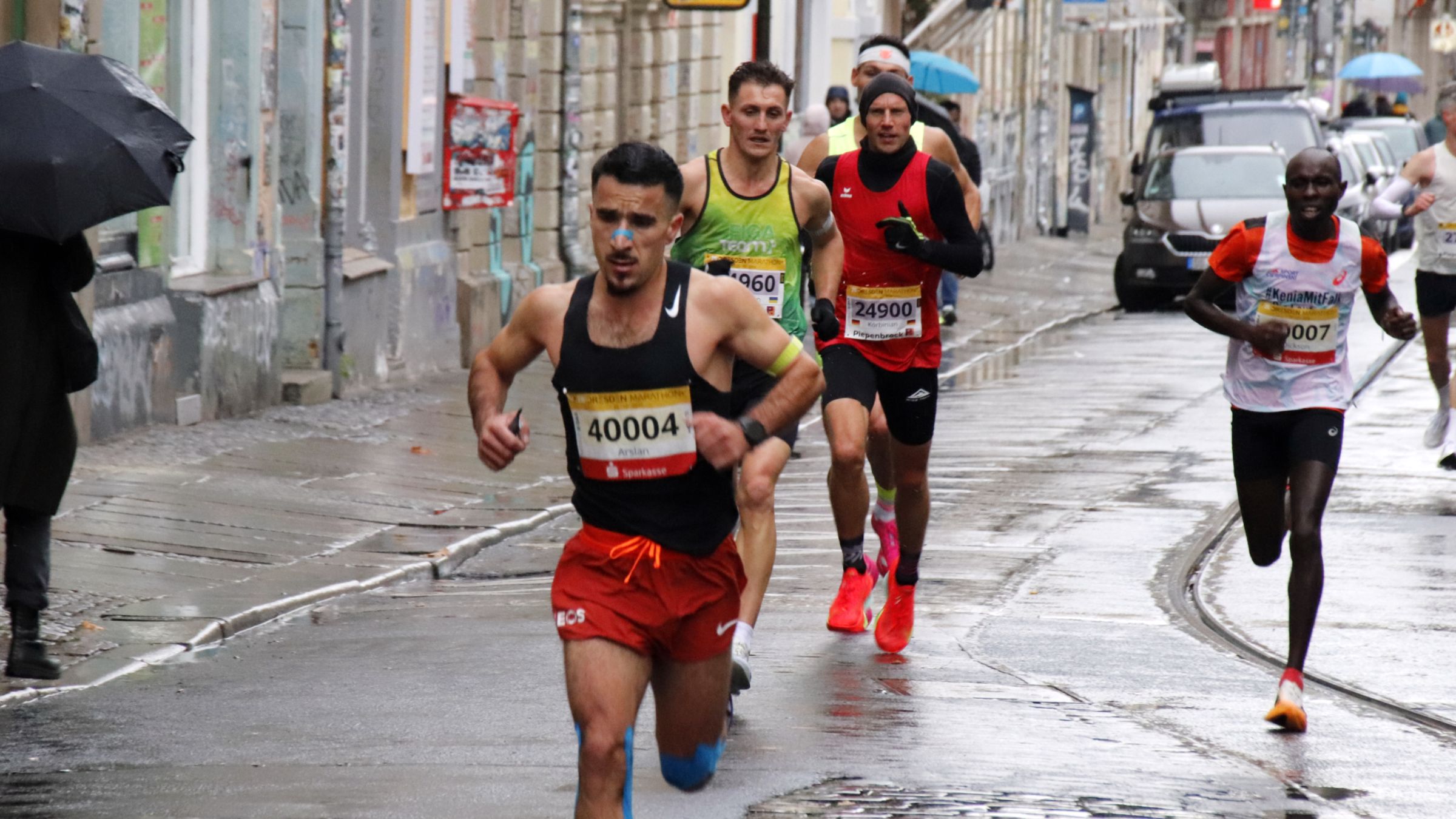 Als einer der ersten passierte der spätere Marathon-Sieger Recep Arslan die Rothenburger Straße. Foto: Anton Launer