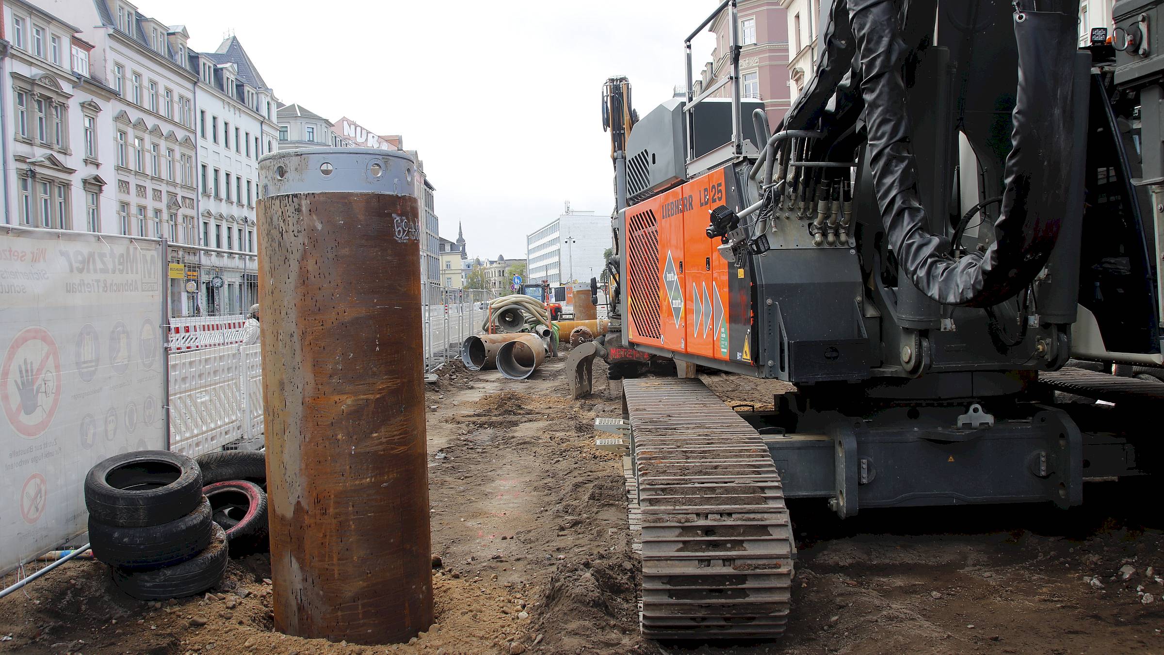 Die Arbeiten für das Gleichrichterunterwerk an der Königsbrücker Straße haben begonnen. Foto: Anton Launer