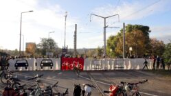 Morgendlicher Protest von Radfahrer*innen am Carolaplatz. Mit dem Banner will der ADFC symbolisieren, wie er sich die stadtwärtige Fahrbahn der Carolabrücke wünscht. Foto: Anton Launer