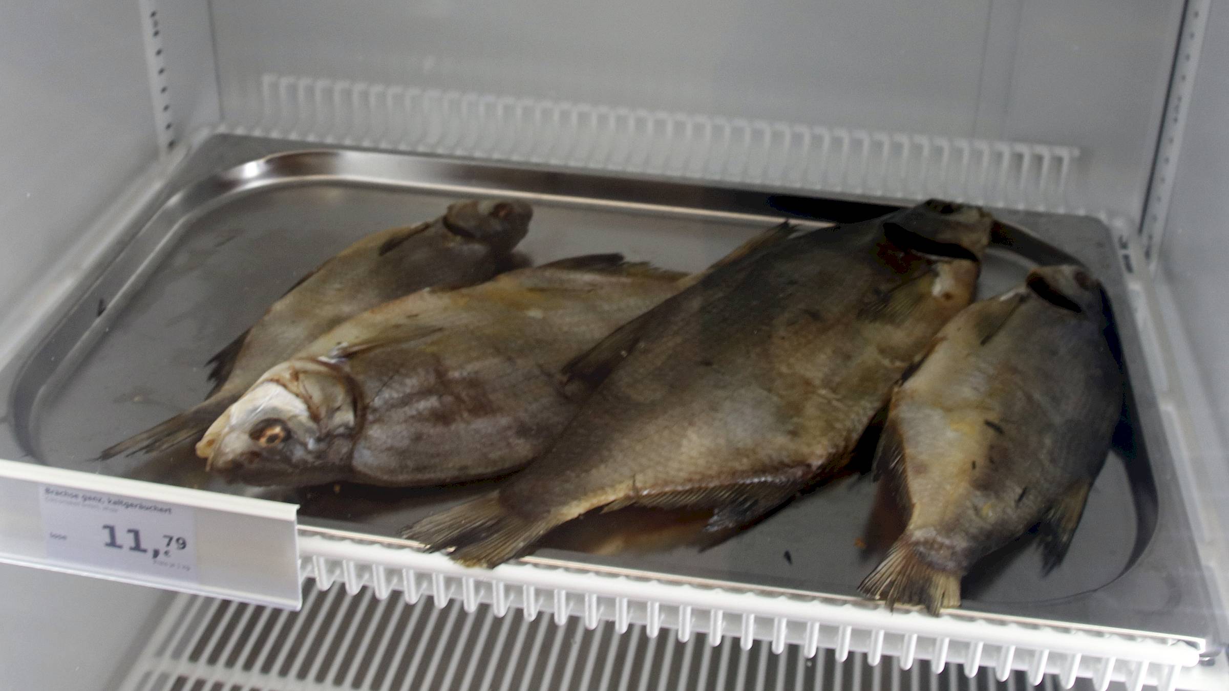 Gehört zum Angebot: kaltgeräucherter Fisch. Foto: Anton Launer