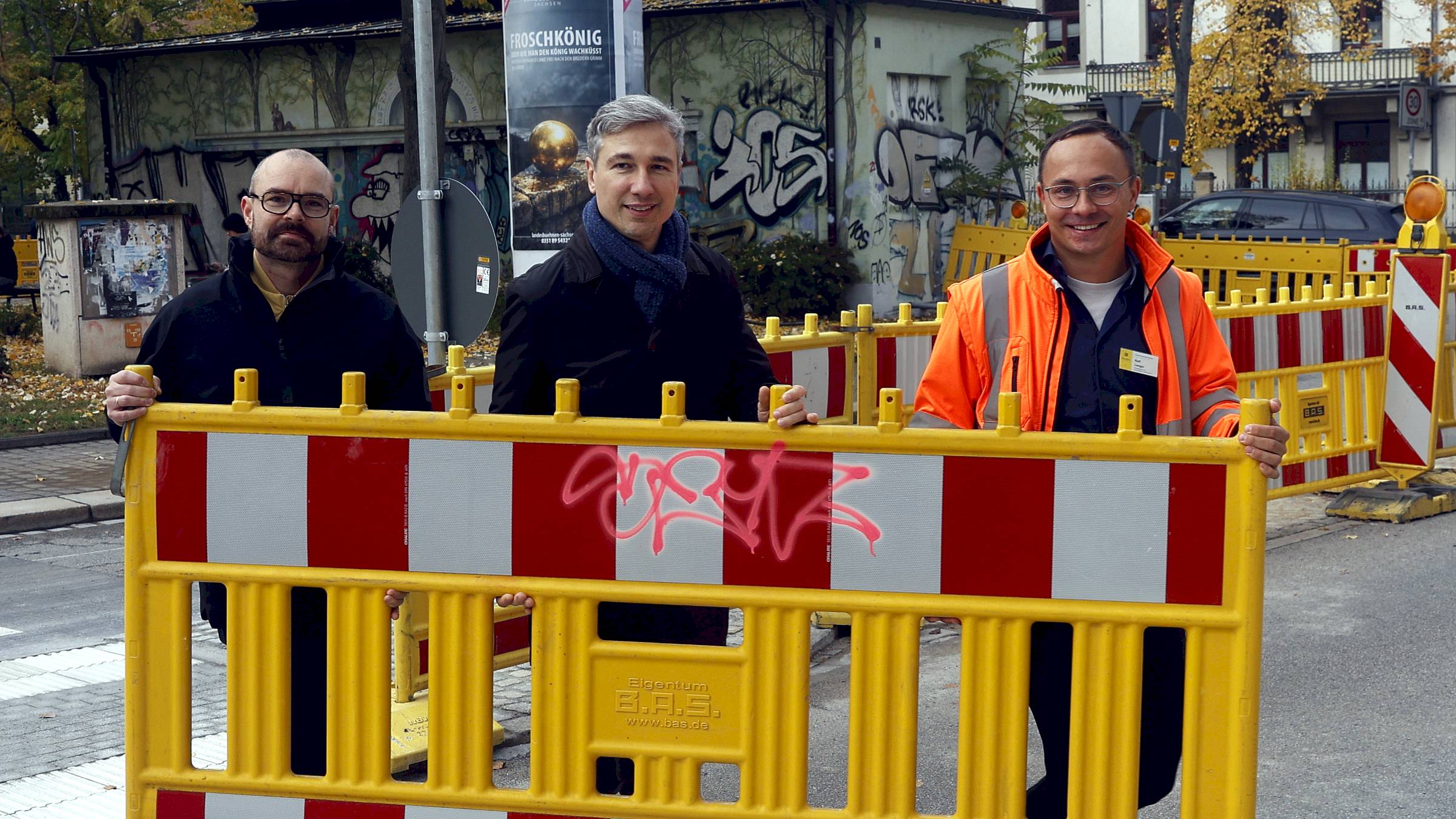 Stefan Kraft vom Stadtelternrat, Baubürgermeister Stephan Kühn und Ralf Langer vom Straßen- und Tiefbauamt haben heute gemeinsam den Zebrastreifen an der Glacisstraße freigegeben. Foto: Anton Launer