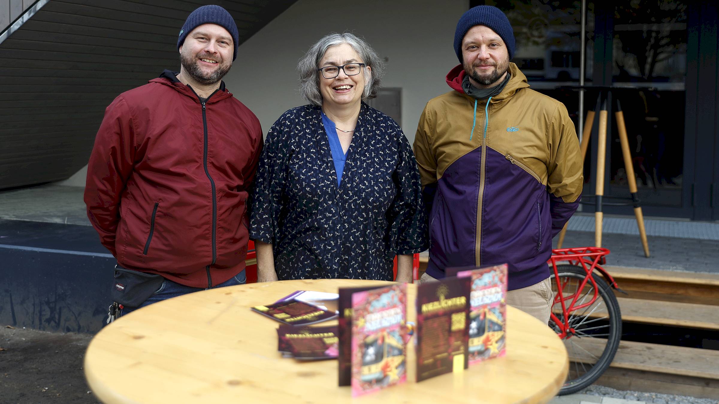 Zum Abgrillen kam Ordnungsbürgermeisterin Eva Jähnigen (Grüne) vorbei und tauschte sich mit Kiezlichter-Chef Alessandro Finke (l.) und Neustadt-Kümmerer Peter Thormeyer aus. Foto: Anton Launer